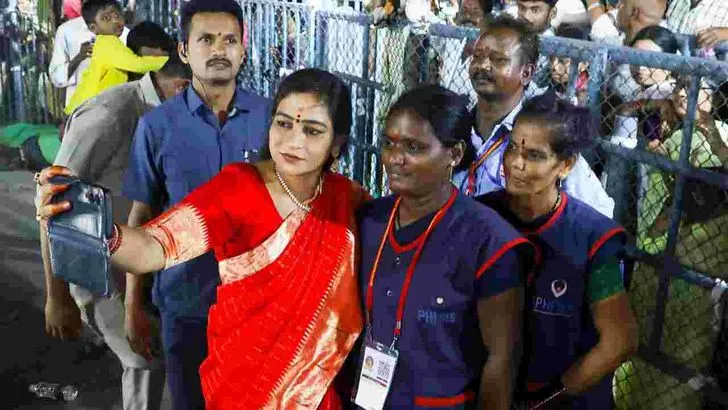 విజయవాడ కనకదుర్గమ్మను దర్శించుకున్న రామ్మోహన్, అనిత