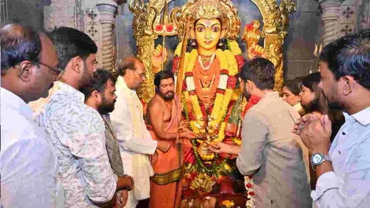 అనకాపల్లి నూకాంబికా అమ్మవారిని దర్శించుకున్న హోం మంత్రి అనిత 