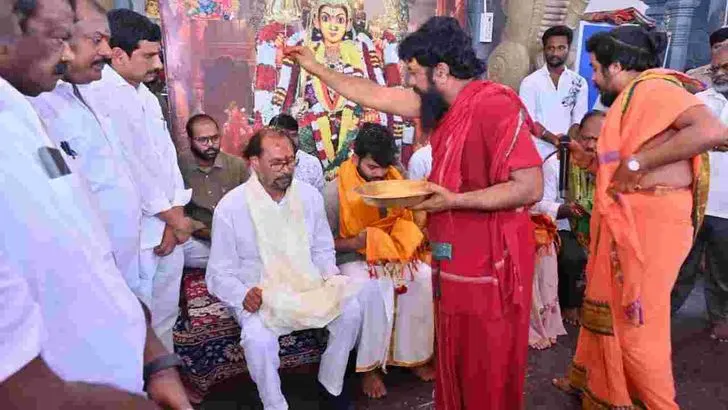 అనకాపల్లి నూకాంబికా అమ్మవారిని దర్శించుకున్న హోం మంత్రి అనిత 