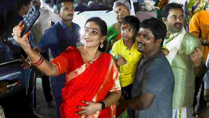 విజయవాడ కనకదుర్గమ్మను దర్శించుకున్న రామ్మోహన్, అనిత