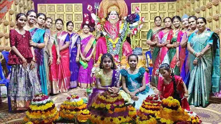 ఖమ్మం జిల్లాలో సందడిగా బతుకమ్మ వేడుకలు