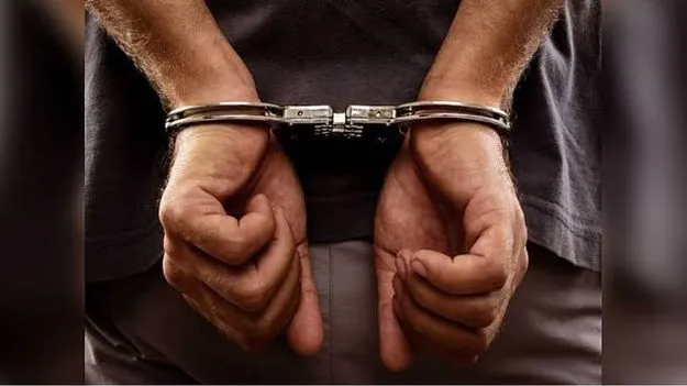 ప్రియురాలికి ఐఫోన్‌ కొనిచ్చేందుకు గంజాయి రవాణా