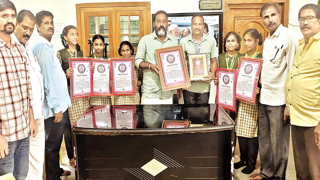 తెలుగు బుక్‌ ఆఫ్‌ రికార్డ్స్‌లో చోటు