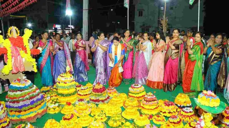ఖమ్మం జిల్లాలో సందడిగా బతుకమ్మ వేడుకలు