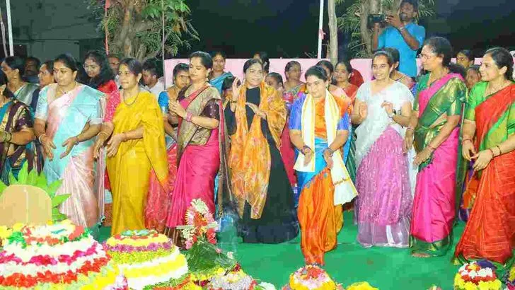 ఖమ్మం జిల్లాలో సందడిగా బతుకమ్మ వేడుకలు