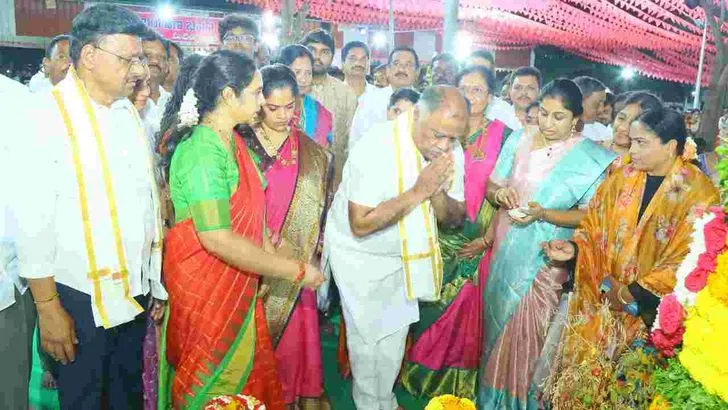 ఖమ్మం జిల్లాలో సందడిగా బతుకమ్మ వేడుకలు