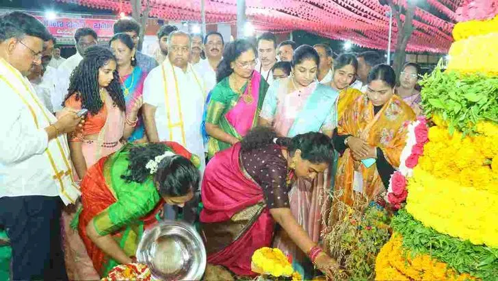 ఖమ్మం జిల్లాలో సందడిగా బతుకమ్మ వేడుకలు