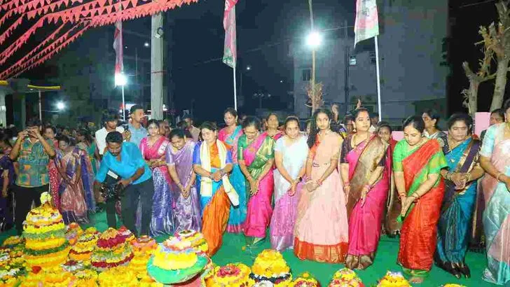 ఖమ్మం జిల్లాలో సందడిగా బతుకమ్మ వేడుకలు