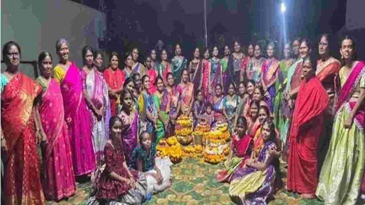 ఖమ్మం జిల్లాలో సందడిగా బతుకమ్మ వేడుకలు