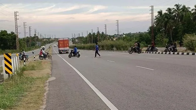     ప్రమాదాలకు ‘అడ్డంగా’ పోతున్నారు
