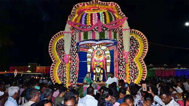 వృషభ వాహనంపై గజ ముఖుడి వైభవం