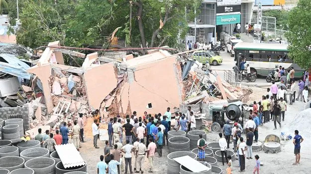 కుప్పకూలిన భవనం