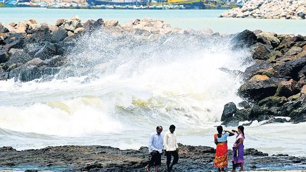 తుఫాన్‌తో అప్రమత్తం