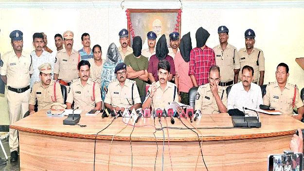 బంగారం కోసమే చంపేశారు