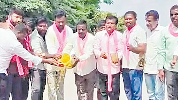 ఎర్రవల్లిలో పసుపు నీళ్లతో శుద్ధి