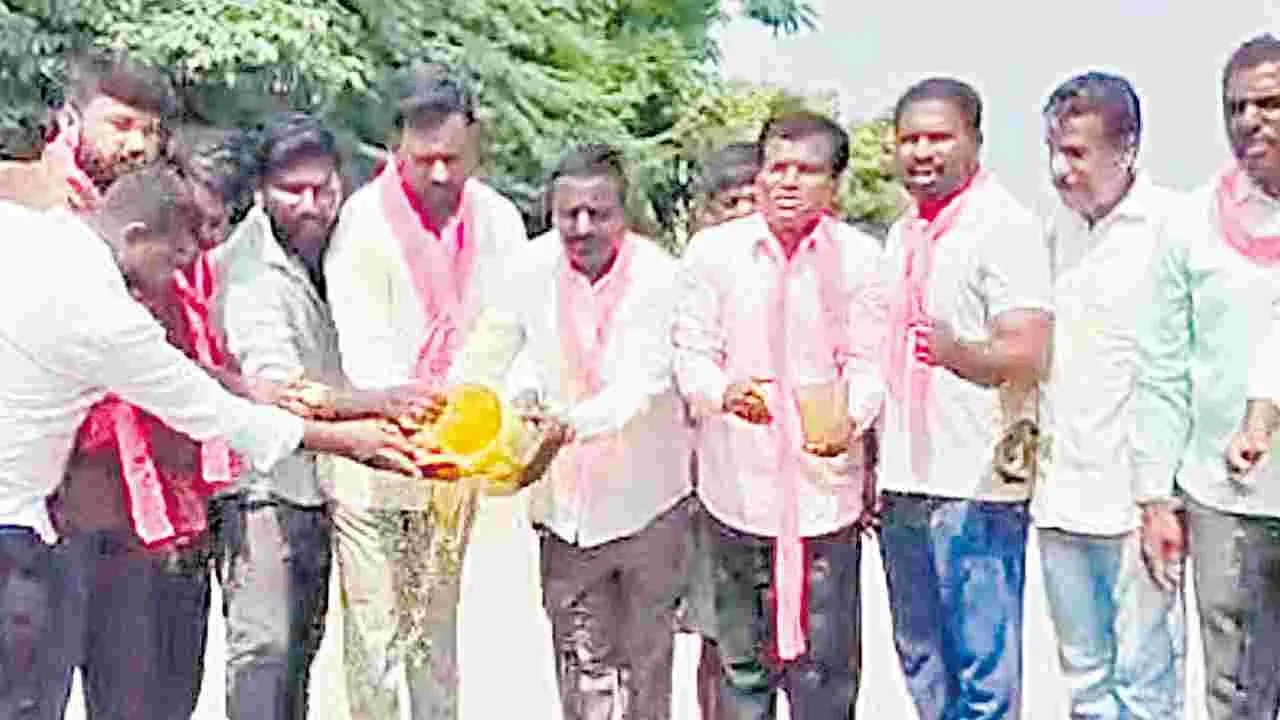 ఎర్రవల్లిలో పసుపు నీళ్లతో శుద్ధి