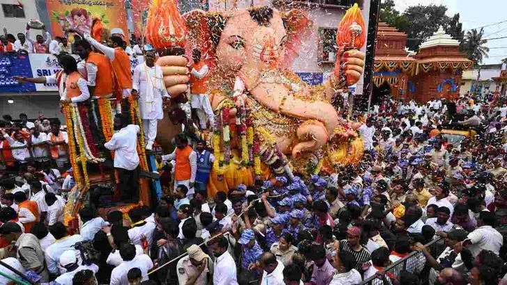 రికార్డు ధర పలికిన బాలాపూర్ లడ్డూ.. ఏకంగా రూ.39 లక్షలకు..