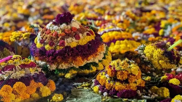 దుబాయిలో బతుకమ్మ చందాల వసూళ్ల పర్వం