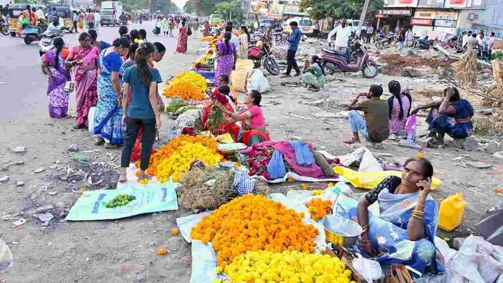 భూపాలపల్లి జిల్లాలో బతుకమ్మ సందడి.. పూల కొనుగోలులో మహిళలు బిజీ