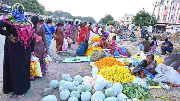 భూపాలపల్లి జిల్లాలో బతుకమ్మ సందడి.. పూల కొనుగోలులో మహిళలు బిజీ