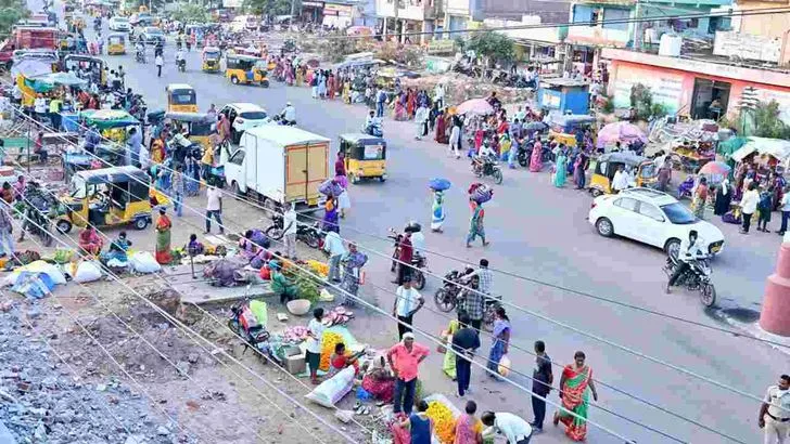 భూపాలపల్లి జిల్లాలో బతుకమ్మ సందడి.. పూల కొనుగోలులో మహిళలు బిజీ