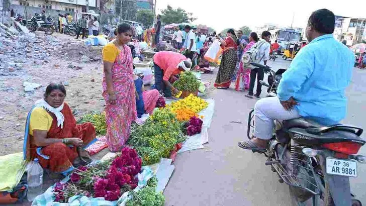 భూపాలపల్లి జిల్లాలో బతుకమ్మ సందడి.. పూల కొనుగోలులో మహిళలు బిజీ