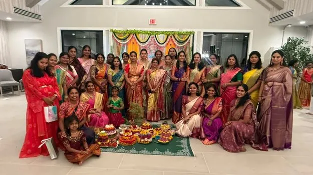 అమెరికాలో తెలంగాణ సంస్కృతి వైభవం.. బతుకమ్మ పాటలు, ఆటలతో హోరెత్తిన నార్త్ కరోలినా!