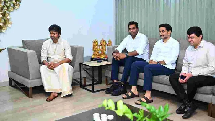 ఉండవల్లిలో సీఎం చంద్రబాబుతో తమిళనాడు సీఎం విజయ్ భేటీ