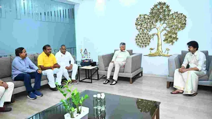 ఉండవల్లిలో సీఎం చంద్రబాబుతో తమిళనాడు సీఎం విజయ్ భేటీ