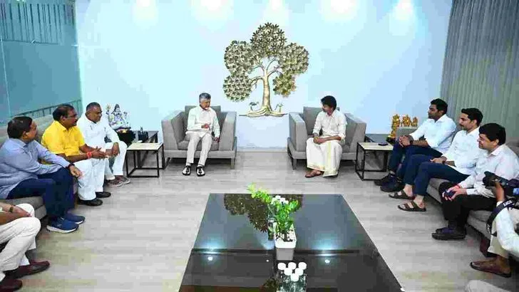 ఉండవల్లిలో సీఎం చంద్రబాబుతో తమిళనాడు సీఎం విజయ్ భేటీ