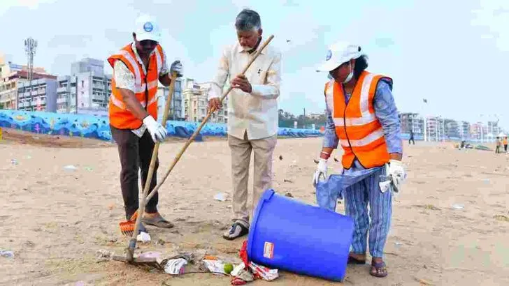విశాఖ ఆర్‌కే బీచ్‌లో ‘స్వర్ణాంధ్ర–స్వచ్ఛాంధ్ర’  కార్యక్రమం
