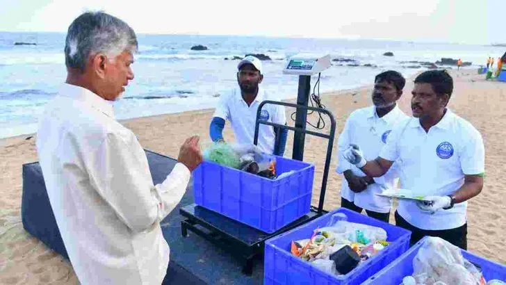 విశాఖ ఆర్‌కే బీచ్‌లో ‘స్వర్ణాంధ్ర–స్వచ్ఛాంధ్ర’  కార్యక్రమం