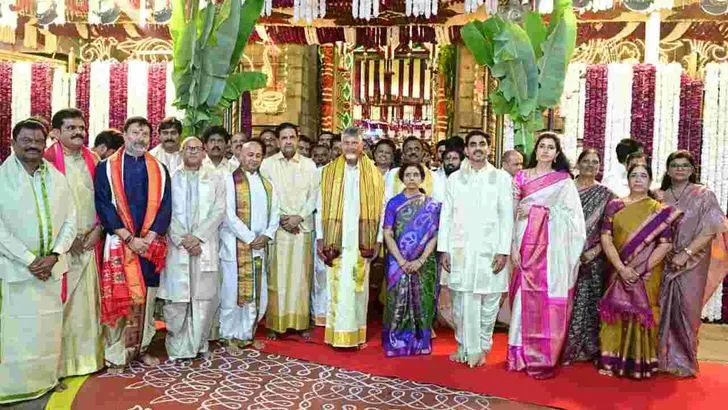 నేత్రపర్వంగా శ్రీవారి సాలకట్ల బ్రహ్మోత్సవాలు.. పట్టువస్త్రాలను సమర్పించిన సీఎం చంద్రబాబు   