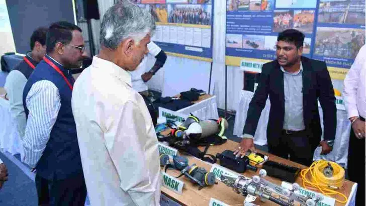 విశాఖపట్నంలో ఇళ్ల పట్టాలు పంపిణీ చేసిన సీఎం చంద్రబాబు