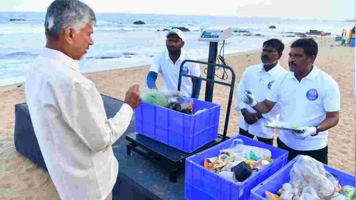 విశాఖపట్నంలో ఇళ్ల పట్టాలు పంపిణీ చేసిన సీఎం చంద్రబాబు