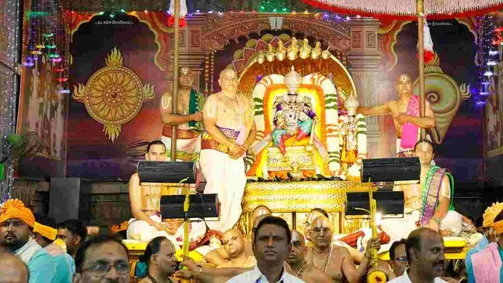 నేత్రపర్వంగా శ్రీవారి సాలకట్ల బ్రహ్మోత్సవాలు.. పట్టువస్త్రాలను సమర్పించిన సీఎం చంద్రబాబు   