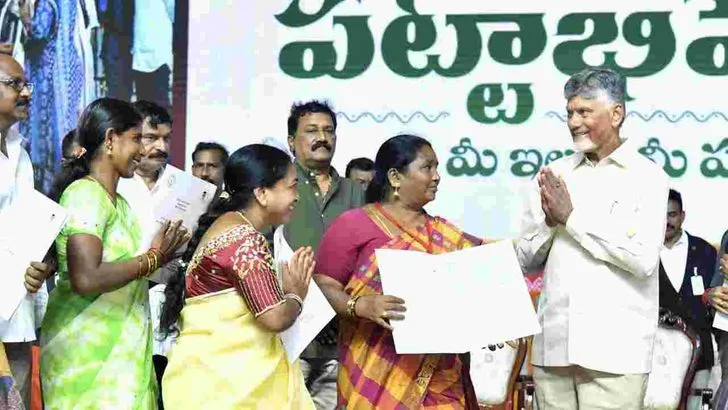 విశాఖపట్నంలో ఇళ్ల పట్టాలు పంపిణీ చేసిన సీఎం చంద్రబాబు