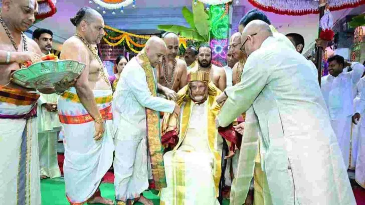 నేత్రపర్వంగా శ్రీవారి సాలకట్ల బ్రహ్మోత్సవాలు.. పట్టువస్త్రాలను సమర్పించిన సీఎం చంద్రబాబు   