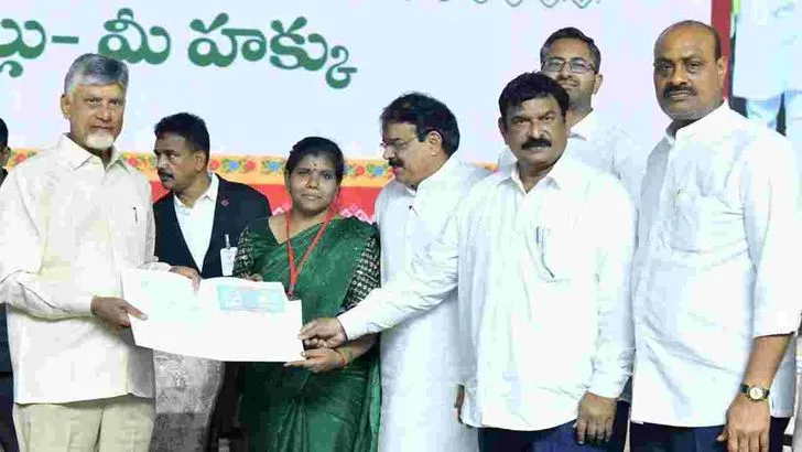 విశాఖపట్నంలో ఇళ్ల పట్టాలు పంపిణీ చేసిన సీఎం చంద్రబాబు