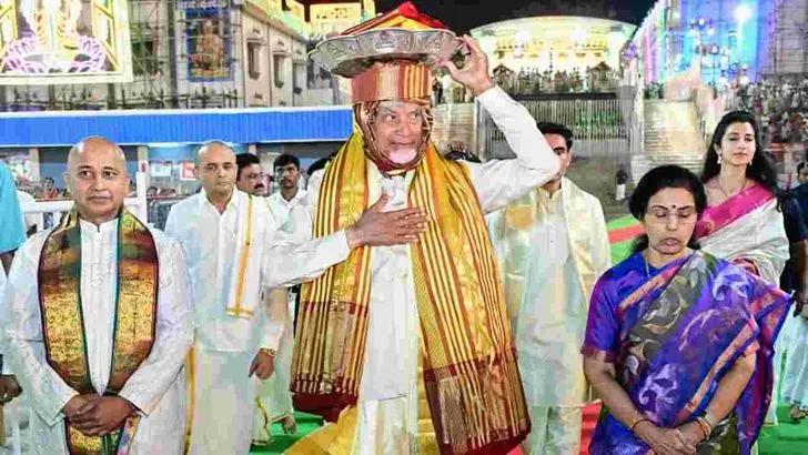 నేత్రపర్వంగా శ్రీవారి సాలకట్ల బ్రహ్మోత్సవాలు.. పట్టువస్త్రాలను సమర్పించిన సీఎం చంద్రబాబు   