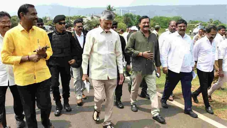 విశాఖపట్నంలో ఇళ్ల పట్టాలు పంపిణీ చేసిన సీఎం చంద్రబాబు