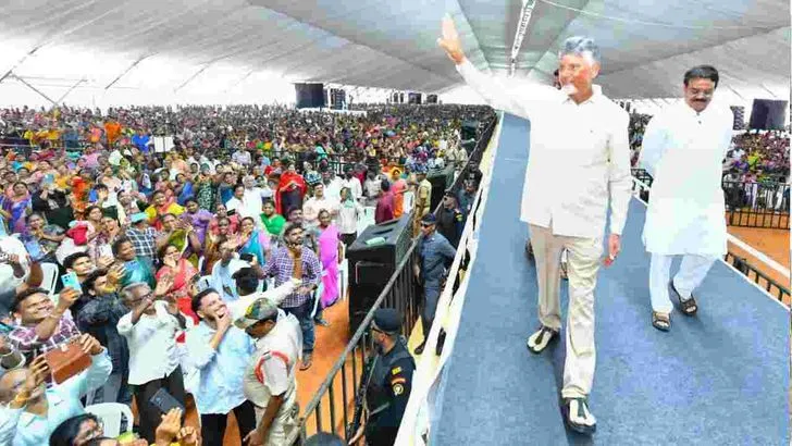విశాఖపట్నంలో ఇళ్ల పట్టాలు పంపిణీ చేసిన సీఎం చంద్రబాబు