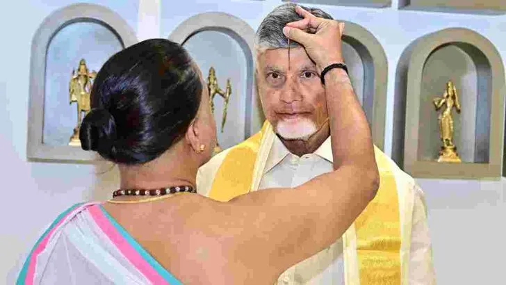 నేత్రపర్వంగా శ్రీవారి సాలకట్ల బ్రహ్మోత్సవాలు.. పట్టువస్త్రాలను సమర్పించిన సీఎం చంద్రబాబు   