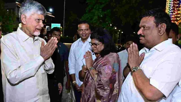 నేత్రపర్వంగా శ్రీవారి సాలకట్ల బ్రహ్మోత్సవాలు.. పట్టువస్త్రాలను సమర్పించిన సీఎం చంద్రబాబు   