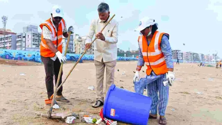 విశాఖపట్నంలో ఇళ్ల పట్టాలు పంపిణీ చేసిన సీఎం చంద్రబాబు
