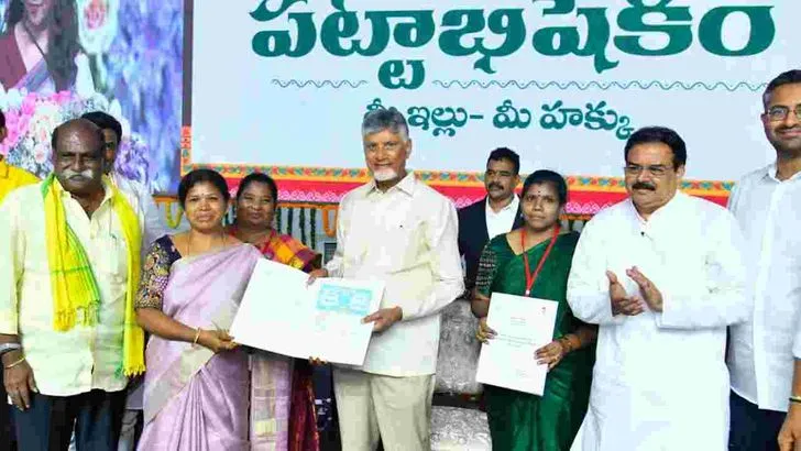 విశాఖపట్నంలో ఇళ్ల పట్టాలు పంపిణీ చేసిన సీఎం చంద్రబాబు