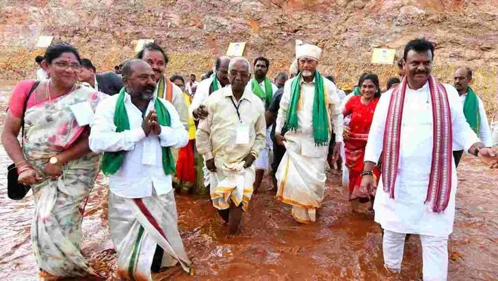  గోదావరి జలాలకు సాష్టాంగ నమస్కారం చేసిన సీఎం చంద్రబాబు