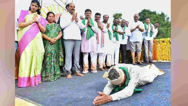  గోదావరి జలాలకు సాష్టాంగ నమస్కారం చేసిన సీఎం చంద్రబాబు