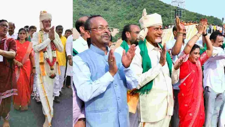  గోదావరి జలాలకు సాష్టాంగ నమస్కారం చేసిన సీఎం చంద్రబాబు