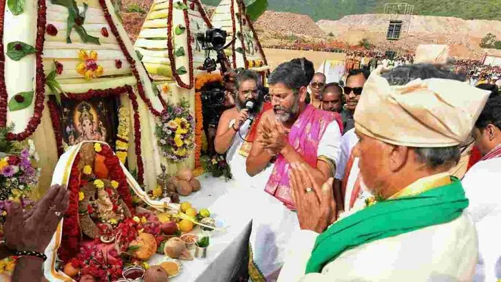  గోదావరి జలాలకు సాష్టాంగ నమస్కారం చేసిన సీఎం చంద్రబాబు